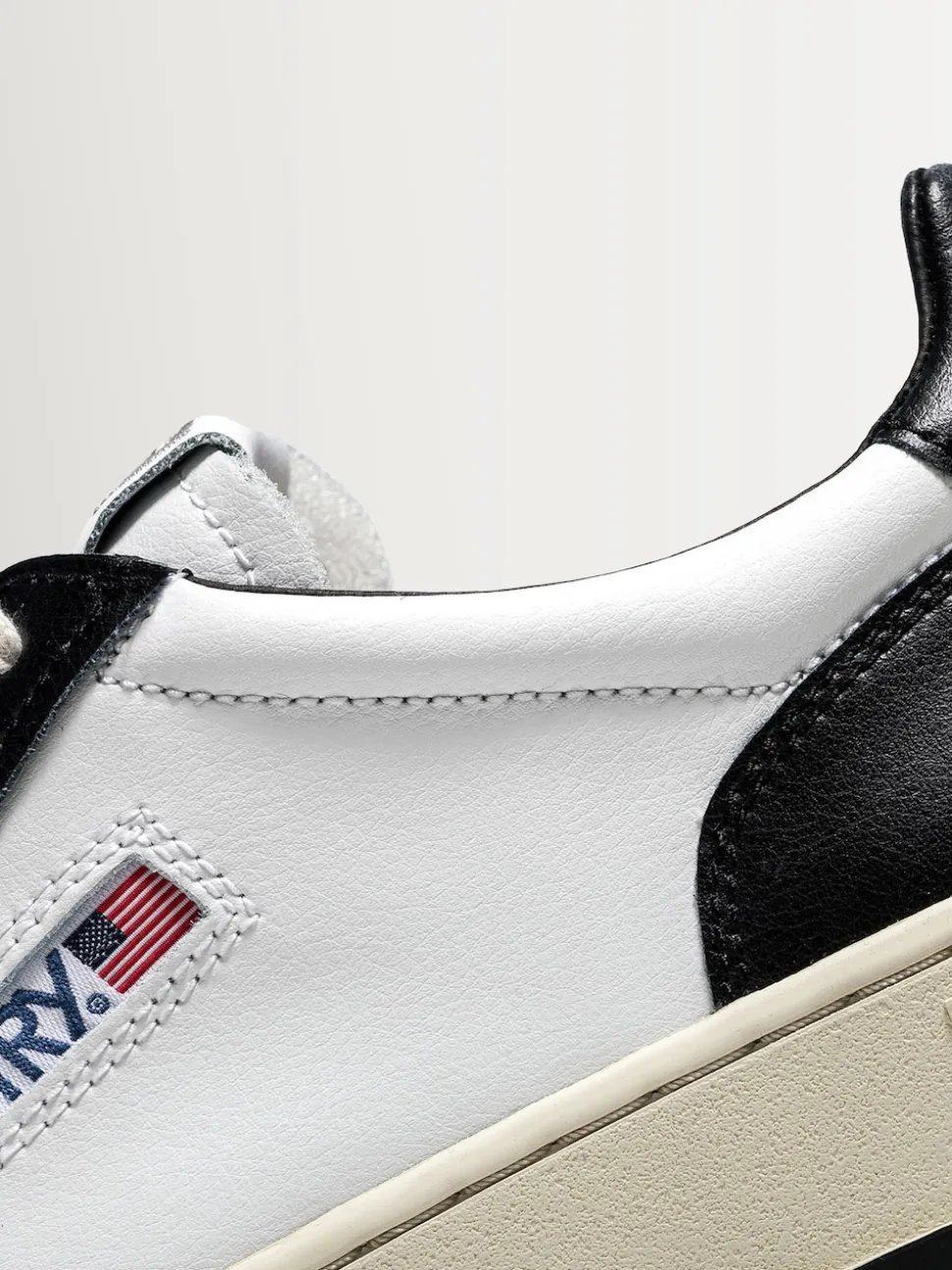 AUTRY Black Mans Medalist Low Trainers