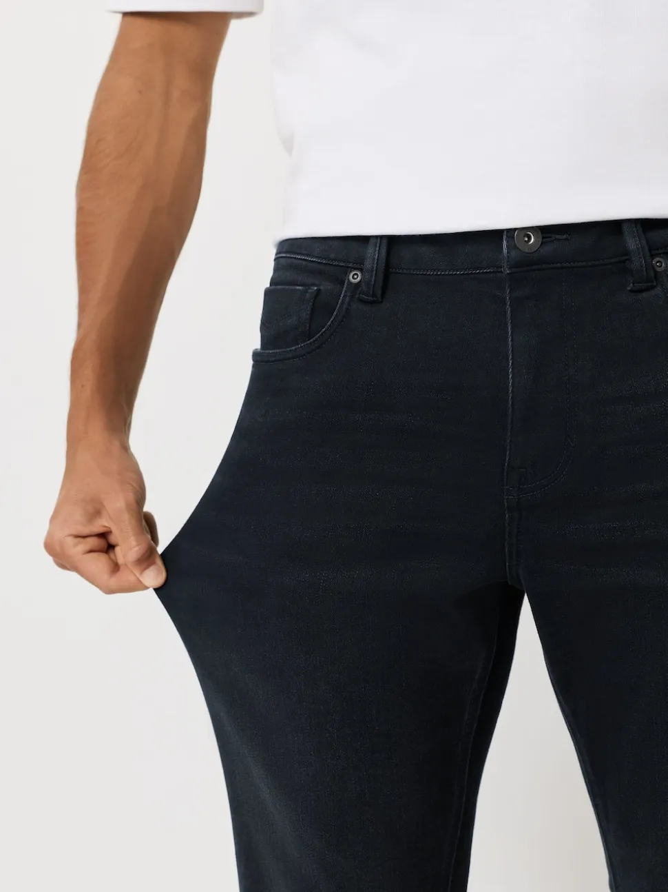 Black - ThermoGen Straight Fit Motionflex Jeans