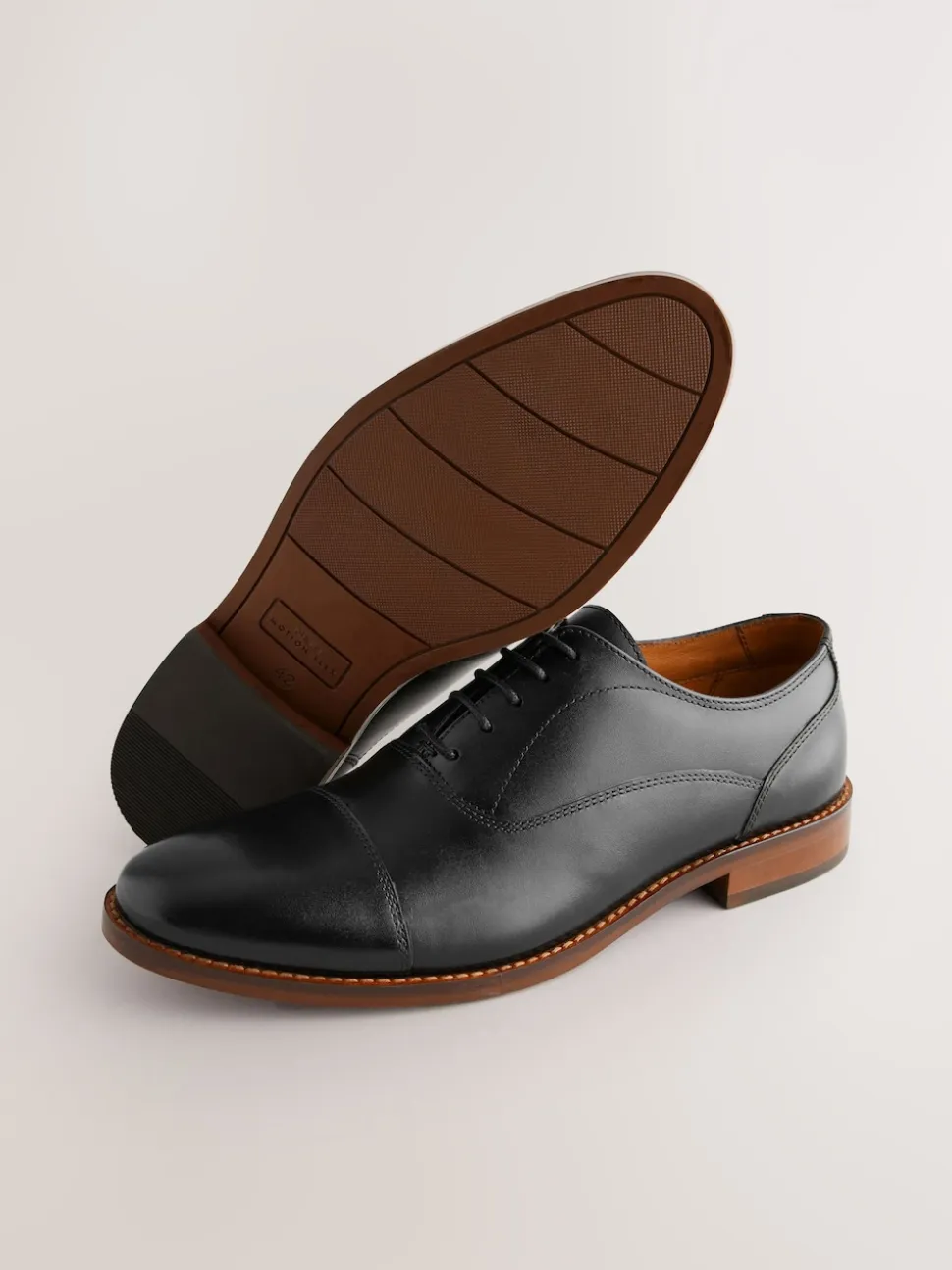 Black Contrast Sole Leather Oxford Toecap Shoes