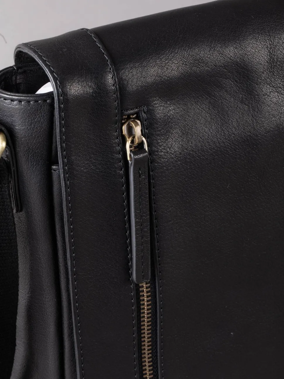 Lakeland Leather Black Medium Keswick Messenger Bag