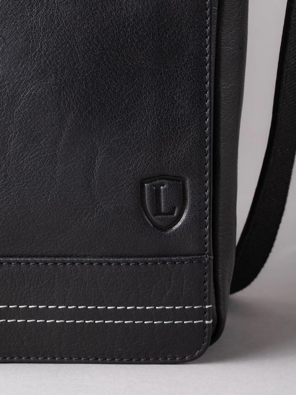 Lakeland Leather Black Medium Keswick Messenger Bag